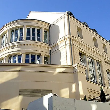 Le M Hotel 4*
